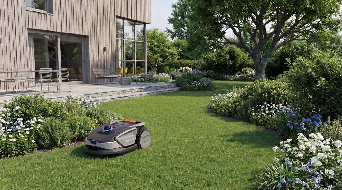 M&auml;hroboter im gepflegten Garten