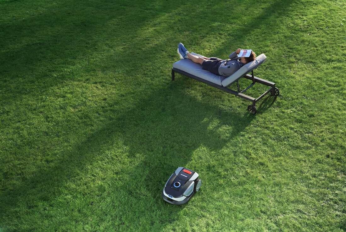 Mähroboter im Garten mit Liege