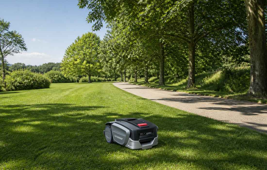 Sunseeker S5 Rasenmäher im Park mit Bäumen