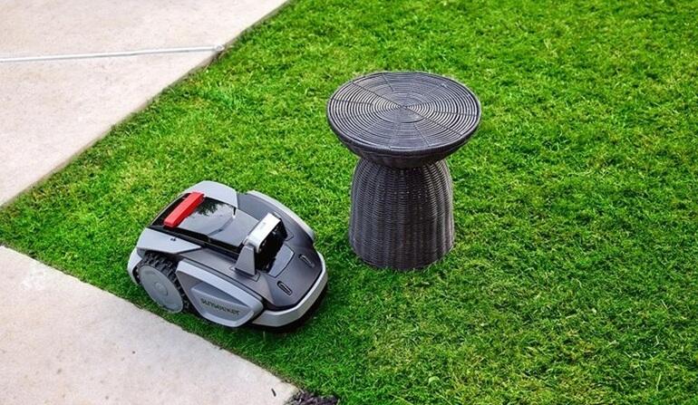 Robot tondeuse pr&egrave;s d&rsquo;une bordure de pelouse nette
