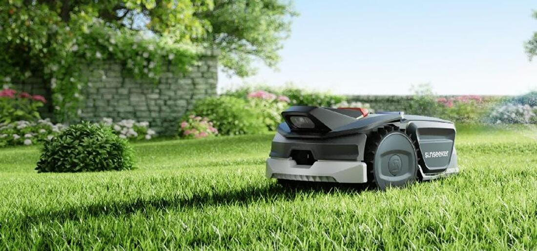 Robot tondeuse Sunseeker V1 sans fil sur pelouse dans jardin résidentiel
