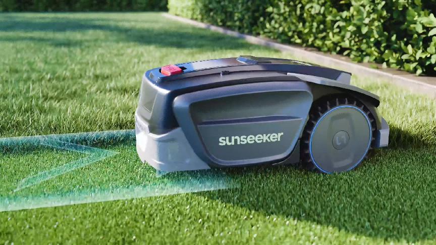 Robot tondeuse Sunseeker S5 en train de tondre une pelouse residentielle verdoyante