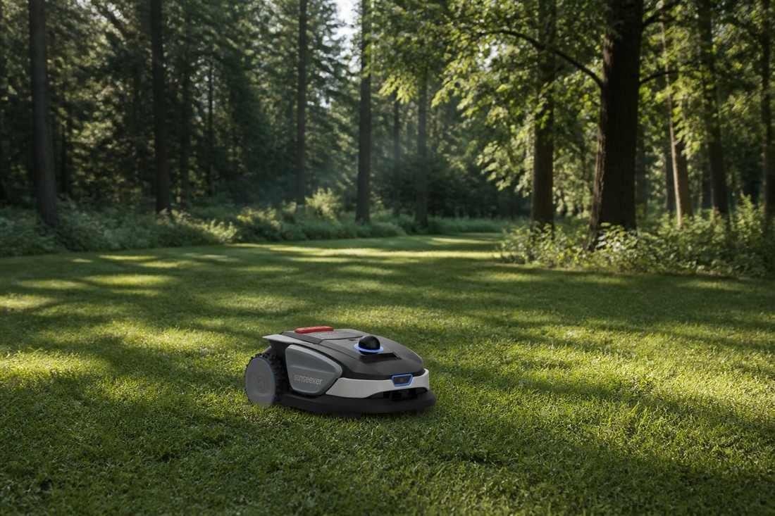 Sunseeker S4 scarificateur sur un champ herbeux