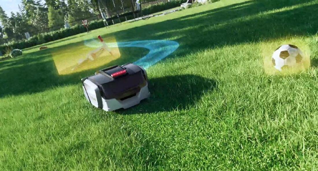 Sunseeker S5 détectant un ballon et un obstacle dans un jardin grâce à sa navigation intelligente