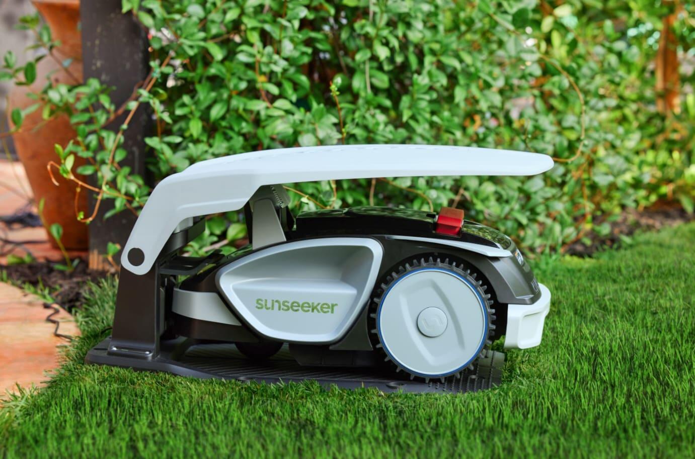 Sunseeker&nbsp;V3 returning to dock for auto charge