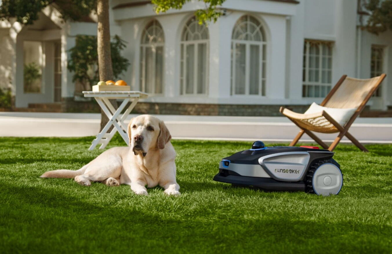 blog-s4-pet-friendly-robot-lawn-mower-in-garden-1352x877.jpg