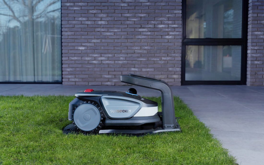 Automatisk laddningsstation f&ouml;r robotgr&auml;sklippare