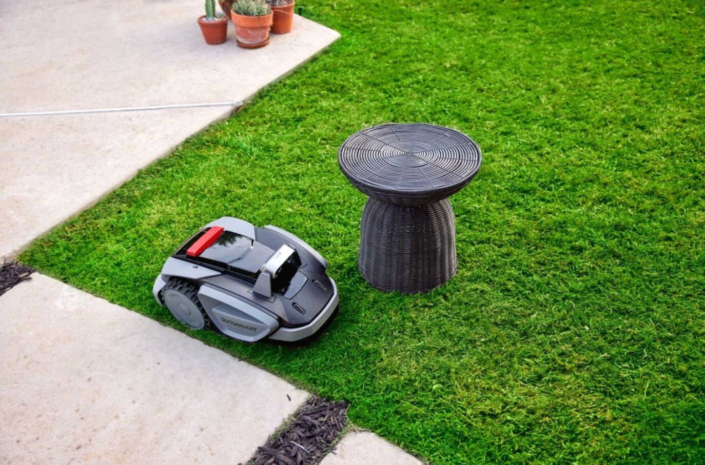 The Sunseeker V3 Plus avoiding static obstacles